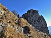 57 In decisa salita tra roccioni sullo Zuc di Pralongone (1503 m)